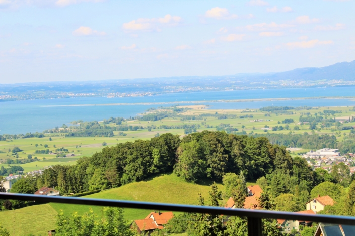 Weitblick vom Balkon über das untere Rheintal auf den Bodensee